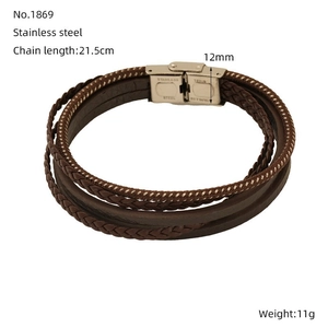 Nahaufnahme von braunem, mehrlagig geflochtenem Lederarmband mit Edelstahl-Verschluss