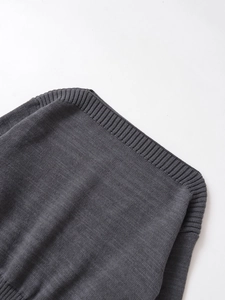 Dettaglio dello scollo a coste e della trama in maglia grigio scuro di questo maglione