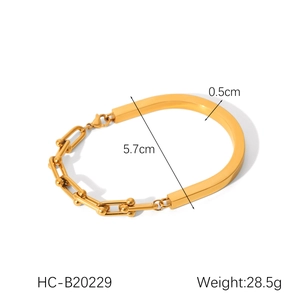 Vue à plat du bracelet en acier doré avec chaîne à maillons en U et fermoir mousqueton