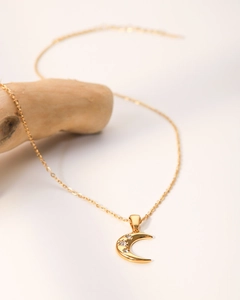 Vue détaillée du pendentif lune en acier inoxydable plaqué or 18K avec trois zircons