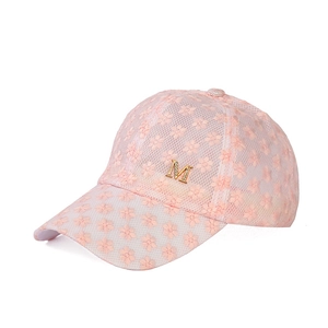 Casquette de baseball en dentelle florale rose avec logo M en métal doré brillant
