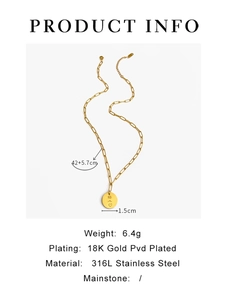 Détail du collier en acier inoxydable plaqué or 18K avec gravure soleil et cœur sur le pendentif