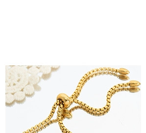 Detail of adjustable 18K gold box chain with sliding toggle and teardrop charm