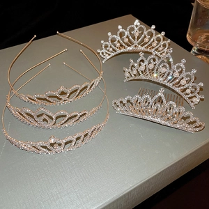 Vue détaillée du diadème en cristal argenté et du peigne à cheveux avec perles sur bleu