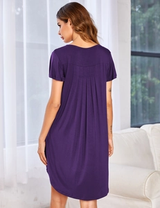 Dettaglio della camicia da notte viola scuro a maniche corte con scollo rotondo e piega sul retro