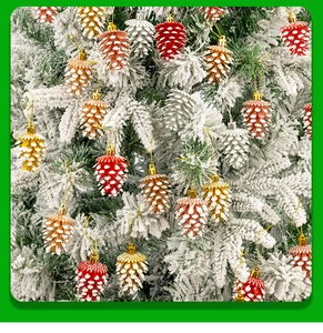 Gros plan d'ornements de Noël en forme de pomme de pin avec effet neige sur sapin givré