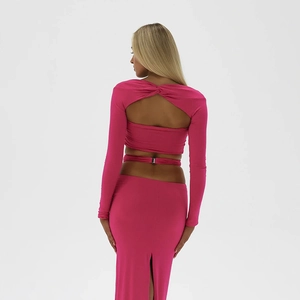 Dettaglio dell'abito rosa con schiena scoperta, design a nodo e vita scoperta