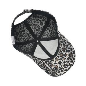 Vue intérieure d'une casquette de baseball léopard avec des coutures en polyester