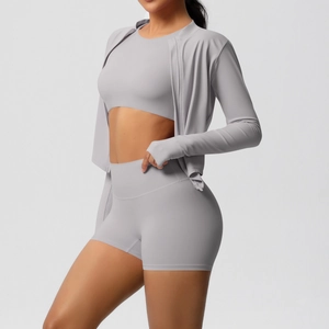 Ensemble de yoga 3 pièces gris clair avec veste zippée à manches longues et short