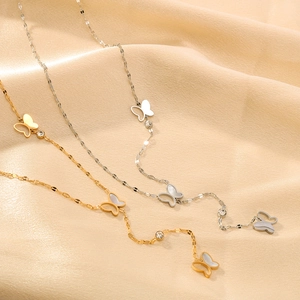 Eleganti collane con pendente a farfalla in acciaio titanio placcato oro 18k e zirconi