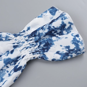 Détail du tissu tie-dye bleu et blanc avec finitions froncées et taille élastique