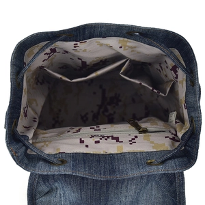 Zaino in denim blu scuro con fodera mimetica digitale e chiusura interna con coulisse