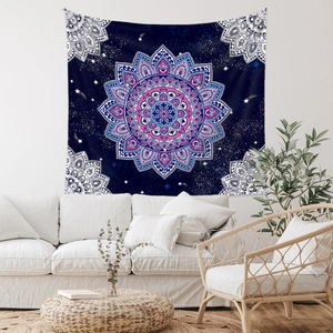 Detail eines böhmischen Mandala-Wandteppichs über einem weißen Sofa im Wohnzimmer