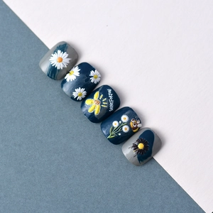Stickers ongles 5D marguerites et abeilles avec motifs floraux press-on bleus et gris