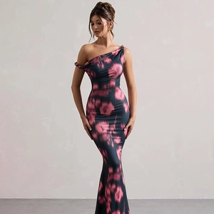 Détail d'une robe fleurie à épaule dénudée avec imprimé rose violet et coupe sirène ajustée