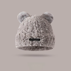 Detailansicht der Teddybären-Ohren an einer dicken graubraunen Strickmütze für Winter