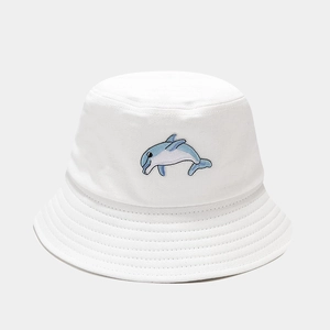 Détail de la broderie dauphin bleu sur bob en toile blanche avec surpiqûres renforcées