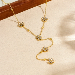 Élégant collier à fleurs plaqué or avec cinq pendentifs en zircon et chaîne à perles