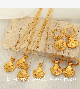 Details des 18K Gold Edelstahl-Schmucksets mit bunten Kristallen und Muscheln