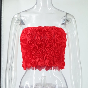 Detailansicht eines roten Bandeau-Tops mit dichten 3D-Rosenblüten und trägerlosem Design