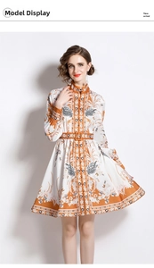 Dettaglio di abito elegante a maniche lunghe con stampa vintage e cintura in vita abbinata