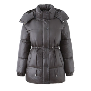 Cappotto grigio scuro con cappuccio e coulisse in vita con bottoni a pressione su sfondo bianco