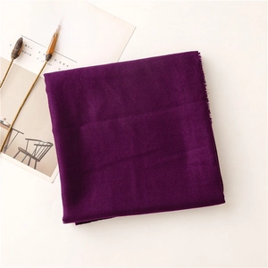 Detalle de bufanda pashmina violeta suave con textura fina y decoración minimalista