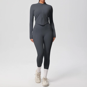Ensemble de yoga gris foncé avec veste à fermeture éclair ajustée et legging galbant