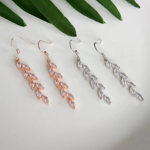 Elegante Ähren-Ohrhänger mit weißen Zirkonia-Markisen in Roségold und Silber-Finish