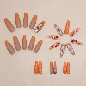 Uñas postizas de hojas de otoño en degradado con pedrería y forma de ataúd largo