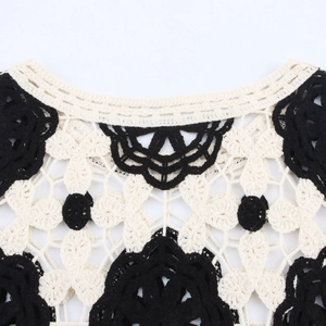 Französisches Vintage-Häkeloberteil mit schwarz-weißem Lochmuster und Blumendesign