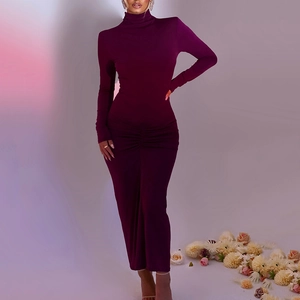 Détail de la robe maxi bordeaux à manches longues avec fronces élégantes à la taille