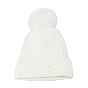 Détail de la maille torsadée blanche et du pompon en fausse fourrure sur un bonnet d'hiver