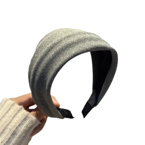 Serre-tête large en tricot gris avec plis ondulés pour un effet de volume élégant