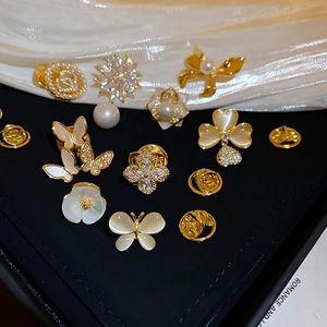 Exquisite gold-plated flower and butterfly brooches with zircon on black leather