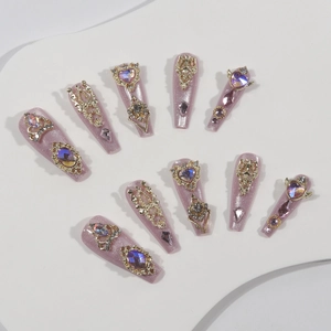 Faux ongles faits main lilas œil de chat avec charmes dorés et cristaux luxueux