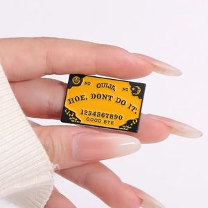 Épinglette en émail de planche Ouija jaune et noire avec lettrage créatif