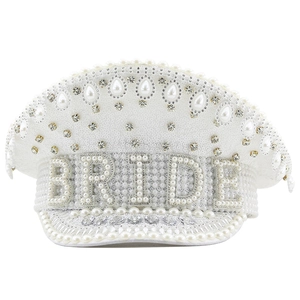 Chapeau de capitaine blanc pour mariée avec perles et inscription BRIDE en strass brillants