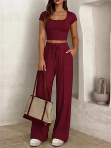Ensemble 2 pièces bordeaux côtelé avec crop top manches courtes et pantalon large