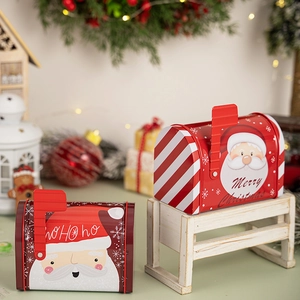 Gros plan sur la boîte de Noël rouge en métal avec motif Père Noël et Merry Christmas