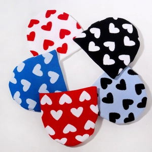 Berretti in maglia alla moda con motivi a cuore nei colori rosso, nero e blu