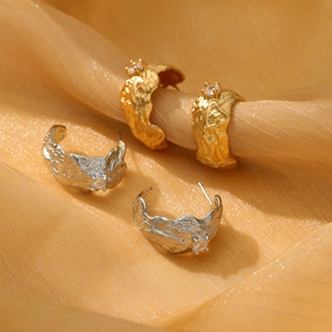 French Vintage Stainless Steel Wrinkled Texture C-Shaped Hoop Earrings For Women Rhinestone Inlaid Gold Silver Jewelry Accessory