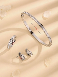 Dettaglio del set di gioielli in argento con zirconi quadrati e misure incluse