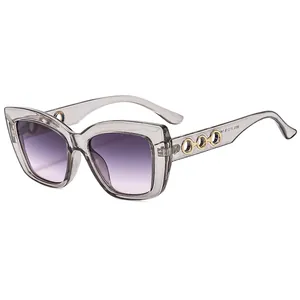 Occhiali da sole cat-eye oversize moderni con montatura grigia e lenti viola sfumate