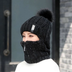 Détail de la cagoule tricotée noire avec doublure polaire chaude et fermeture éclair