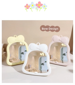 Specchi per trucco con design a fiocco in colori pastello e riflesso di casa