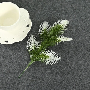 Realistische kunstmatige dennentak met sneeuwwitte groene naalden voor kerstdecoratie