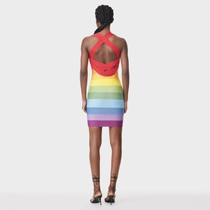 Vue arrière d'une robe bandage dégradée arc-en-ciel avec dos nu croisé sexy