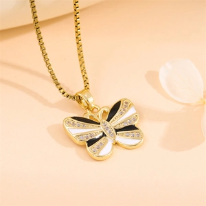Collana con ciondolo a farfalla dorata con smalto bianco e nero e zirconi