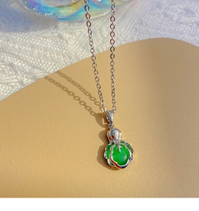 Vue macro d'un pendentif chou vert translucide sur une chaîne de collier argentée